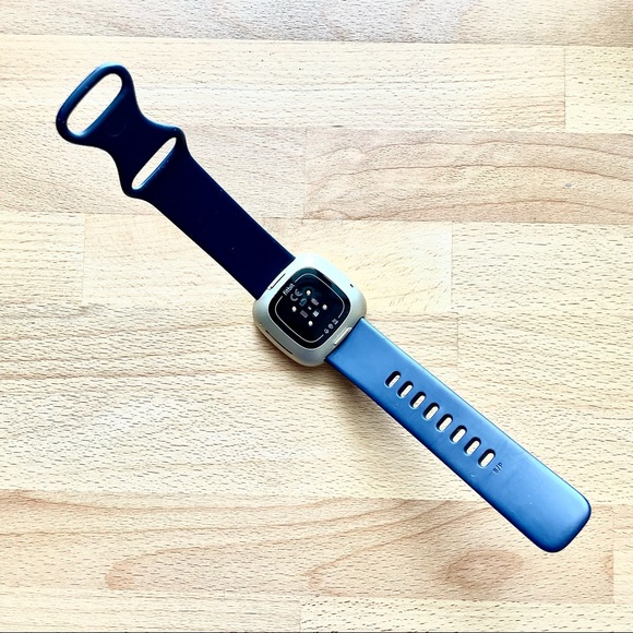 Like New: Fitbit Versa 3 (blue) - Picture 6 of 10
